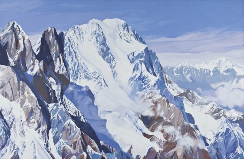 A mountain covered in snow Description automatically generated with low confidence