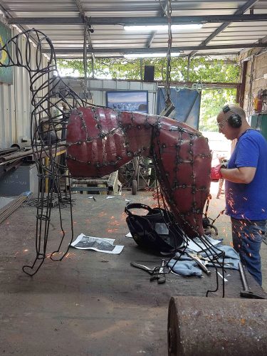 אביב יותר את פסלי הכלבים