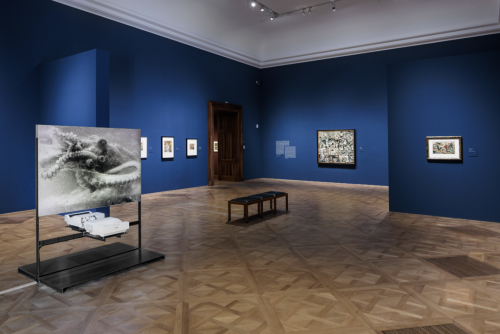 A room with blue walls and a blue wall Description automatically generated